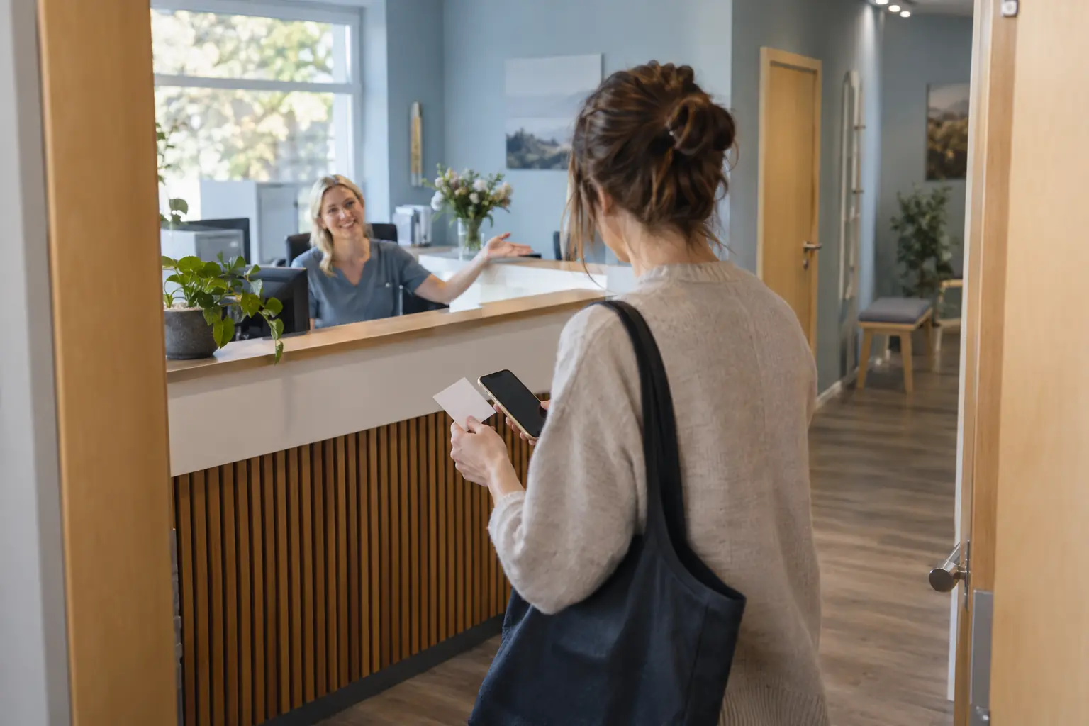 Eine neue Patientin findet vom Eingang des Gebäudes zur Anmeldung am Praxisempfang.
